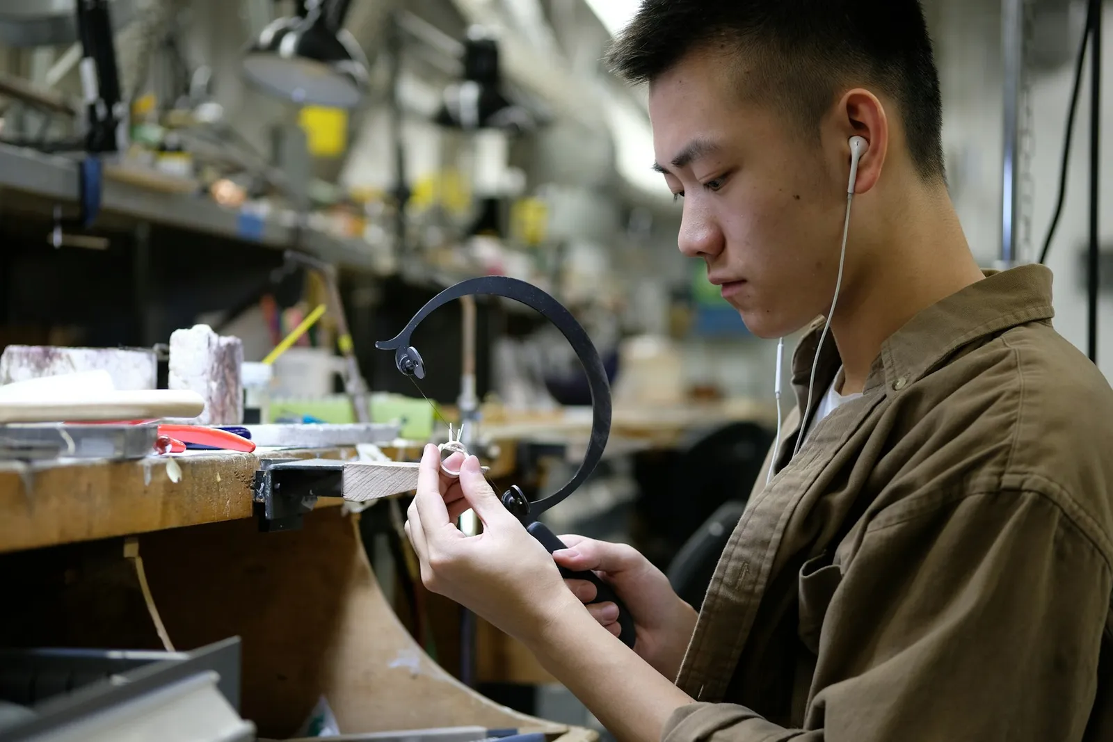 Une bague façonnée à la main à l'établi de l'atelier