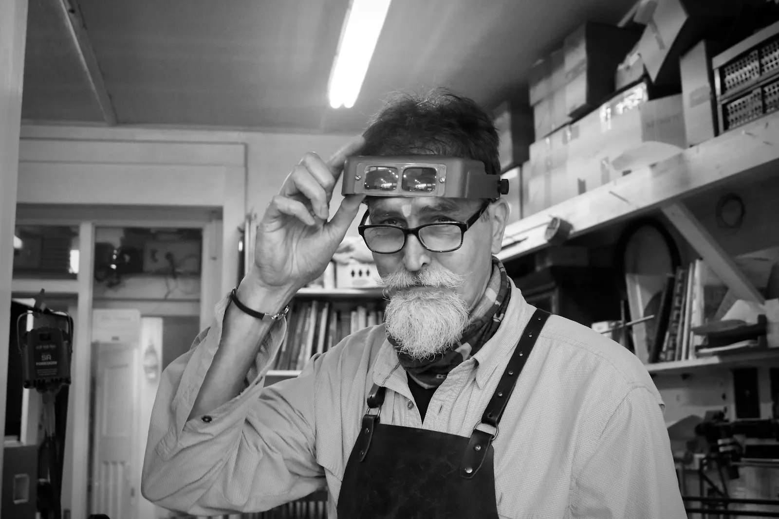 Le joaillier contrôle une pièce à la loupe